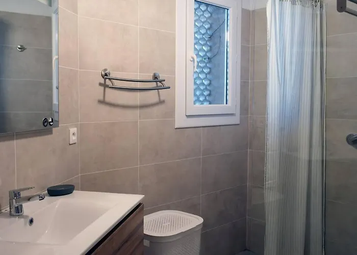 Cosy, 75m2, Climatisé, 200m Plage, Parking